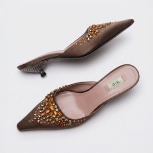 Sabot in raso con cristalli e tacco kitten