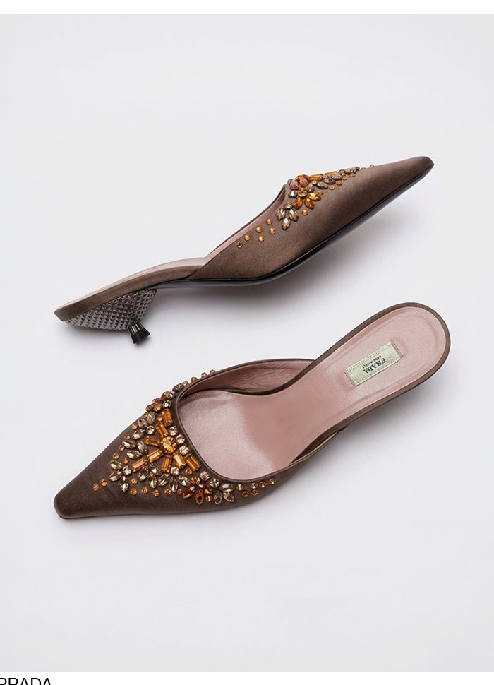 Sabot in raso con cristalli e tacco kitten